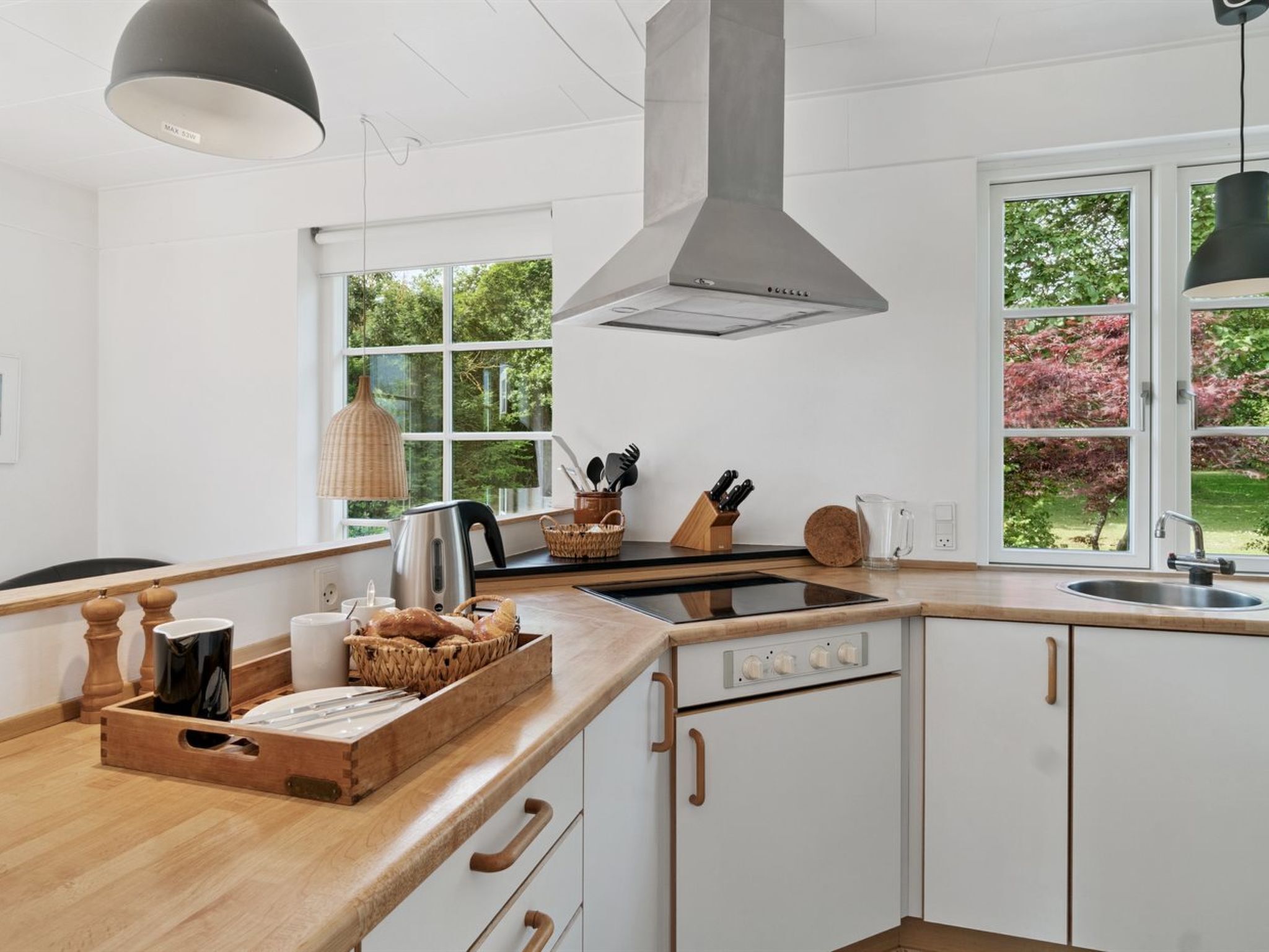 Een koelkast, een microgolfoven, een vaatwasser