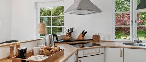 Een koelkast, een microgolfoven, een vaatwasser