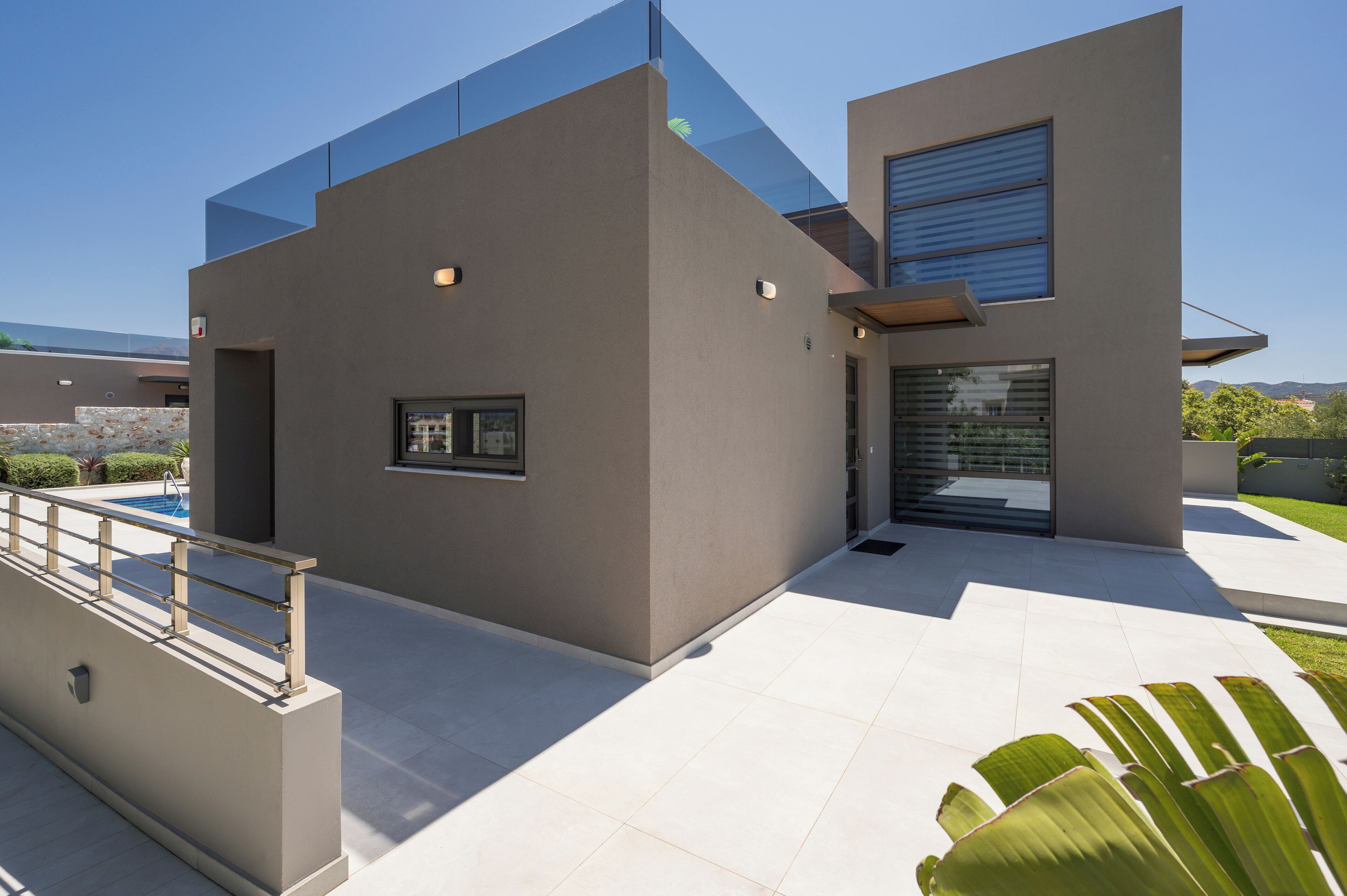 Un bâtiment moderne doté d’un toit plat, de grandes fenêtres et d’un design épuré et minimaliste.
