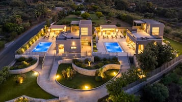 Egyptian cotton sheets, premium bedding, down duvets, pillow-top beds