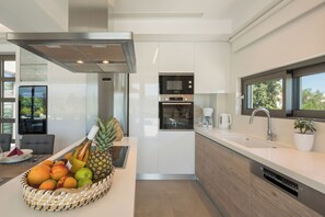Full-size fridge, microwave, espresso maker, coffee/tea maker - IMPERIUM LUXURY VILLAS (Chania)