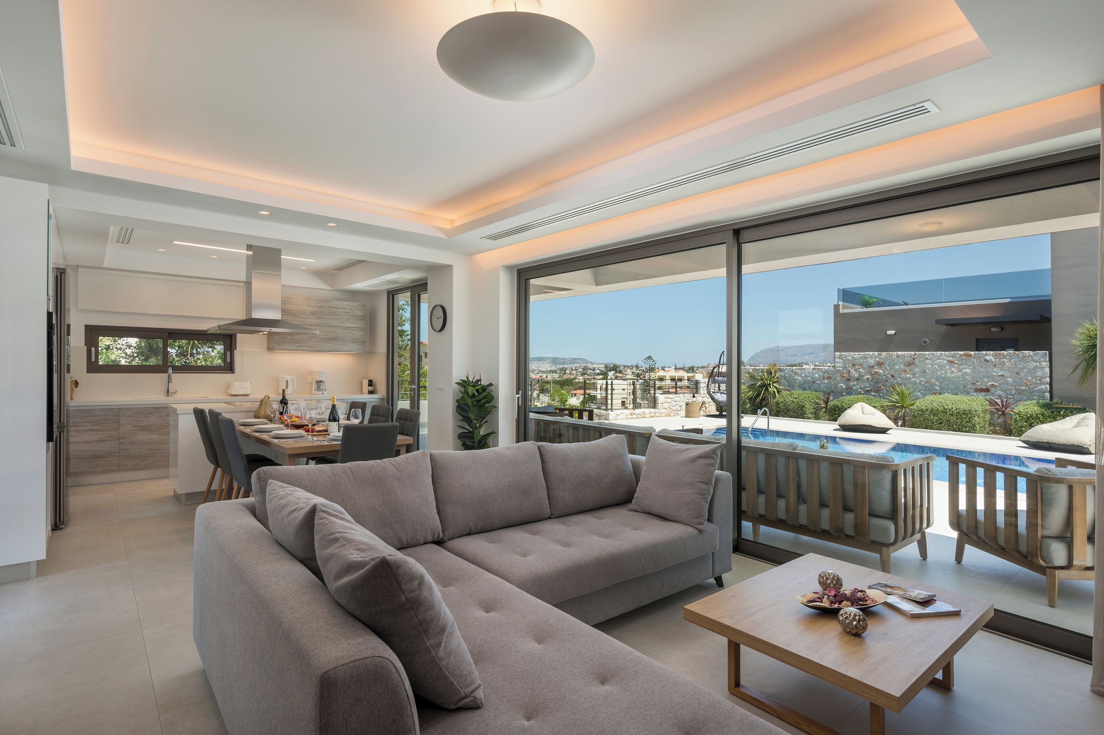 Villa de lujo, balcón, vista al mar | Área de sala de estar | Smart TV, tablet, consola de videojuegos y juguetes 