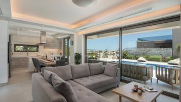 Villa de lujo, balcón, vista al mar | Área de sala de estar | Smart TV, tablet, consola de videojuegos y juguetes