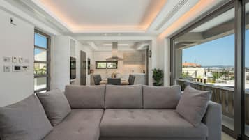 En 50-tommers smart-TV med Parabol-TV samt nettbrett og TV-spill