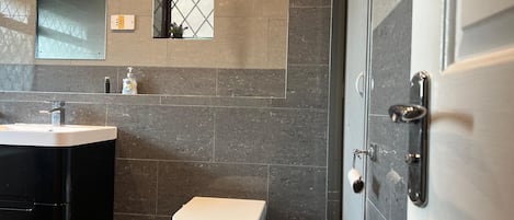 Serviettes fournies, savon, papier de toilette