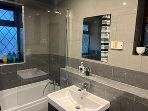 Handtücher, Seife, Toilettenpapier
