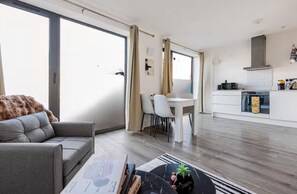TV - Modern Hackney Apartment| with Lift & Patio (London)