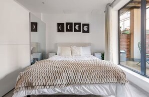1 bedroom, iron/ironing board, Internet, bed sheets - Modern Hackney Apartment| with Lift & Patio (London)