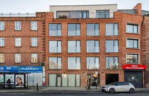 Exterior - Modern Hackney Apartment| with Lift & Patio (London)