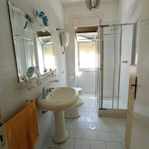 Regadera, secadora de cabello, bidet, toallas 