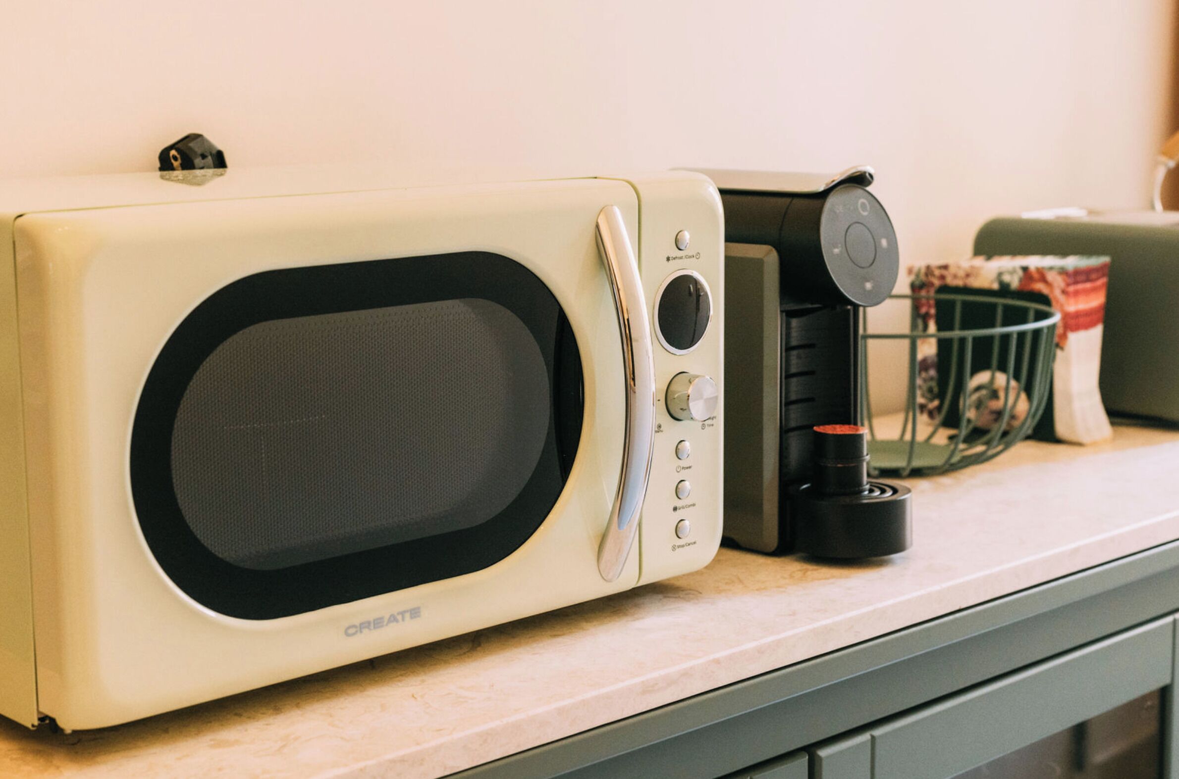 Un four à micro-ondes avec un panneau de commande, posé sur un plan de travail de cuisine.