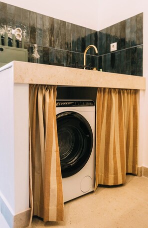 Eenvoudig appartement, balkon | Interieur