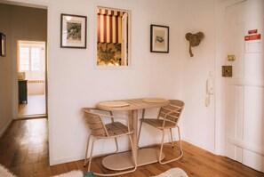 ベーシック アパートメント バルコニー | レストラン