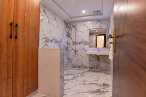 Een douche, zeep, shampoo, toiletpapier