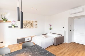 2 bedrooms, iron/ironing board, free WiFi, bed sheets - DN ART ROYALE: Villa w/ Private Spa, Hot Tub & Stunning Lake Como View Terrace (Blevio)