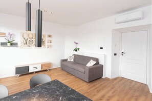 TV - DN ART ROYALE: Villa w/ Private Spa, Hot Tub & Stunning Lake Como View Terrace (Blevio)
