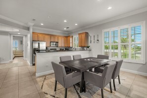 Dining - 3 bed- 2 bath Condo - community pool and hot tub (Cape Coral)