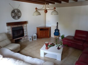 Fernseher, Kamin, DVD-Player, Tischtennisplatte