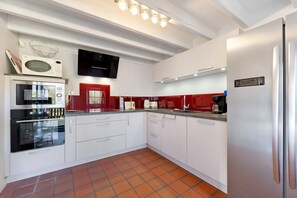 Réfrigérateur, four à micro-ondes, un four, surface de cuisson