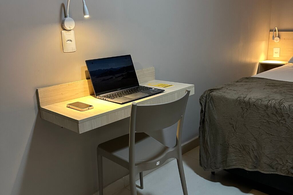 مكتب ومساحة عمل للكمبيوتر المحمول وواي فاي مجانًا