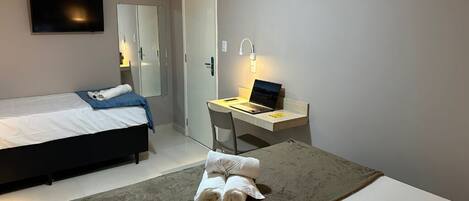 Standard-Dreibettzimmer | Schreibtisch, laptopgeeigneter Arbeitsplatz, schallisolierte Zimmer
