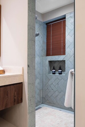 Premium Apartment | Bathroom | Shower, free toiletries, hair dryer, towels - Baliris Home Boutique (Legian)