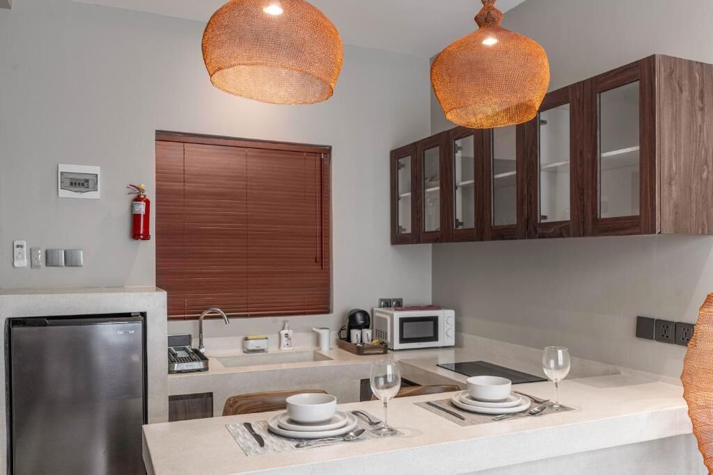 Apartemen Standar | Dapur pribadi | Microwave, kompor, dan peralatan masak/sendok-piring