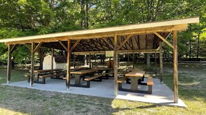 Outdoor dining - Forest Edge Burrow - Wooded Yard, Hot Tub, with Long Lake Access (Traverse City)