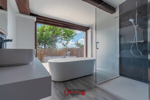 Hair dryer, towels, soap, toilet paper - La Ferme de Saint Paul - La Colle sur Loup (La Colle-sur-Loup)