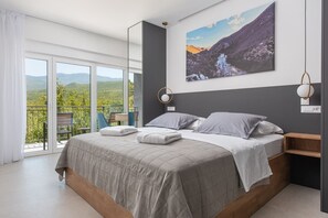 4 bedrooms, iron/ironing board, WiFi, bed sheets - NEW! Luxurious Villa River Rose: Heated Pool, Jacuzzi, 4 En-Suite Bedrooms (Dugopolje)