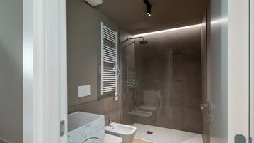 Asciugacapelli, asciugamani, sapone, carta igienica