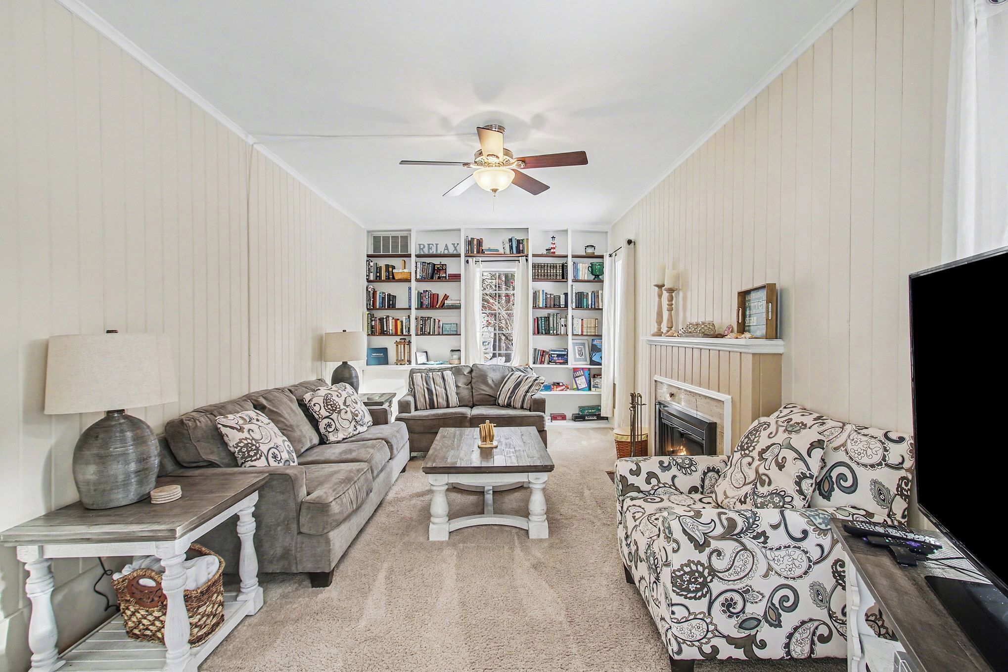 Smart TV, fireplace