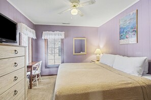 Desk, iron/ironing board, free WiFi, bed sheets - Retreat with fire pit, walking distance to beach (Douglas)