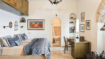 Tabla de planchar con plancha, wifi gratis y ropa de cama