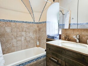 Hair dryer, towels - Cozy Authentic Retreat in Old City by FeelHome (Jerusalem)