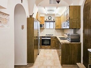Fridge, microwave, oven, coffee/tea maker