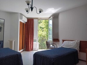 Quadruple Room, Balcony, City View | Free WiFi - Hotel Astoria (Buenos Aires)