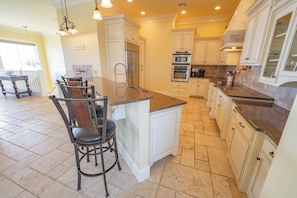 Coffee/tea maker, fridge, microwave, oven - August 2026 Big Savings!!! Large home with private pool, hot tub (Eastpoint)