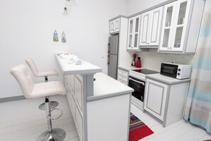 Kühlschrank, Ofen, Wasserkocher mit Kaffee-/Teezubehör, Mixer