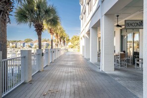 Outdoor dining - The Driftwood Efficiency Suite (Southport)