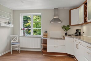 Fridge, microwave, oven, stovetop - Cozy country house close to Blokhus and Faarup (Pandrup)