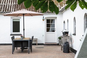 Outdoor dining - Cozy country house close to Blokhus and Faarup (Pandrup)
