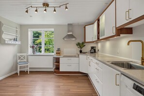 Fridge, microwave, oven, stovetop - Cozy country house close to Blokhus and Faarup (Pandrup)