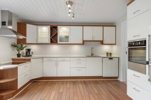 Kahvin-/teenkeitin, jääkaappi, mikroaaltouuni, uuni