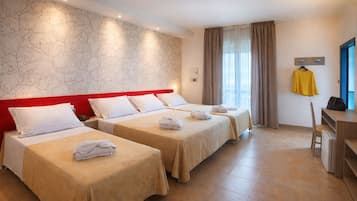 Neljän hengen comfort-huone, parveke, merinäköala | Tallelokero huoneessa, työpöytä, ilmainen Wi-Fi, pääsy pyörätuolilla