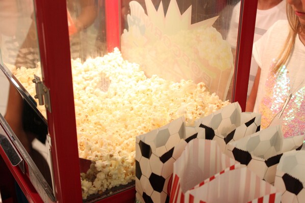 A popcorn machine filled with popcorn. - Hotel Mimosa (Riccione)