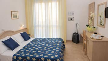 Chambre Double ou avec lits jumeaux, balcon | Coffres-forts dans les chambres, bureau, Wi-Fi gratuit