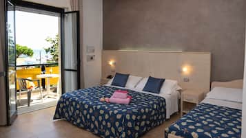 Chambre Triple, balcon, vue mer | Coffres-forts dans les chambres, bureau, Wi-Fi gratuit