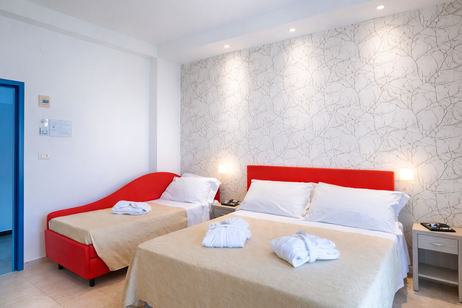 Négyágyas szoba, erkély, kilátással a tengerre | Széf a szobában, íróasztal és ingyenes wifi