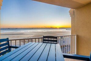 Outdoor dining - New / Oceanfront Beach Condo, Pool, Gym, Fishing (Virginia Beach)